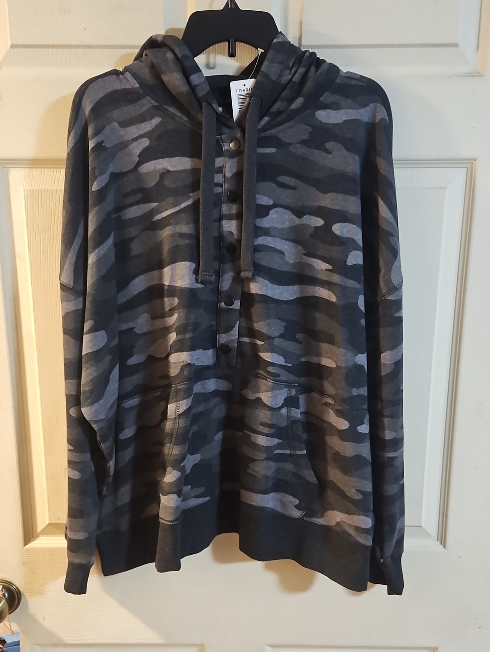 TORRID COZY FLEECE SNAP FRONT RELAXED HOODIE: BLACK/GRAY CAMO: NWT: SZ 1 (14/16)